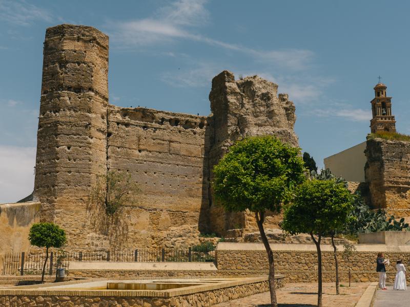 Marchena-Torre del Oro junto a parte de la muralla con el Torreón de la Mota de fondo