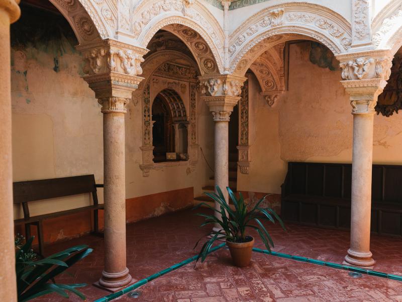Osuna-Torres y columnas del patio interior del Convento de la Encarnación