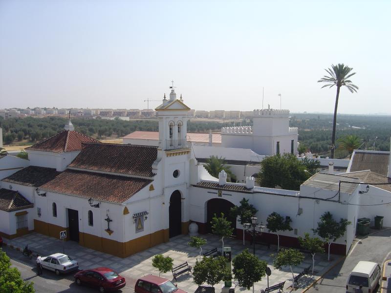 Almensilla-Vista aérea de la Hacienda de San Antonio junto a la Iglesia