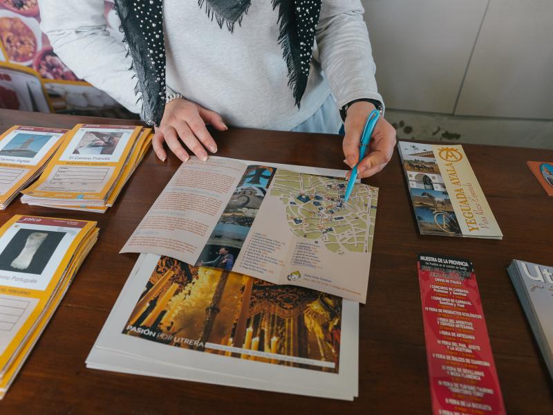 Utrera. Interior de la Oficina de Turismo con un mostrador con mapas y folletos