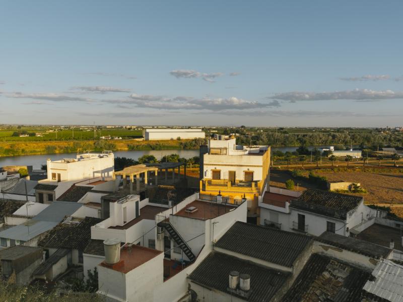Paisaje de casas rodeado por el río Guadalquivir
