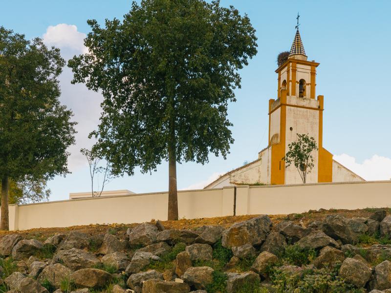 Alcolea del Río. Iglesia Parroquial de San Juan Bautista a lo lejos con un pony en primer plano