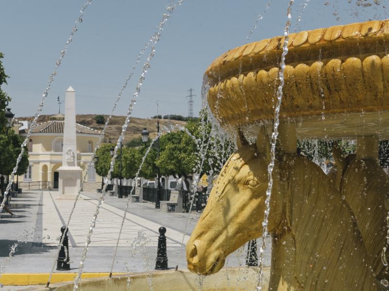 Badolatosa-Plaza de Andalucía con la fuente de la Fontana
