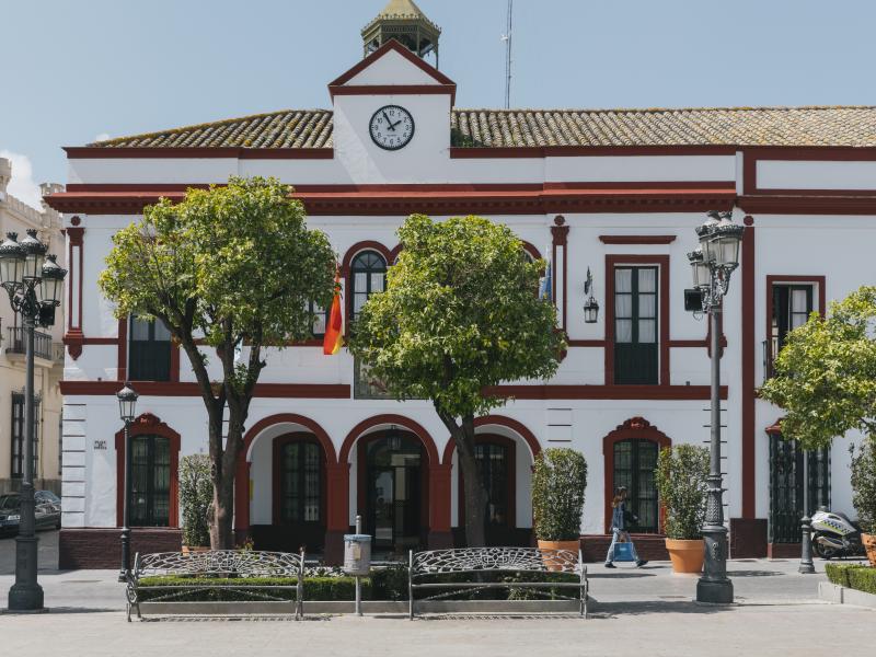 Fachada principal del Ayuntamiento de Lebrija desde la Plaza de España