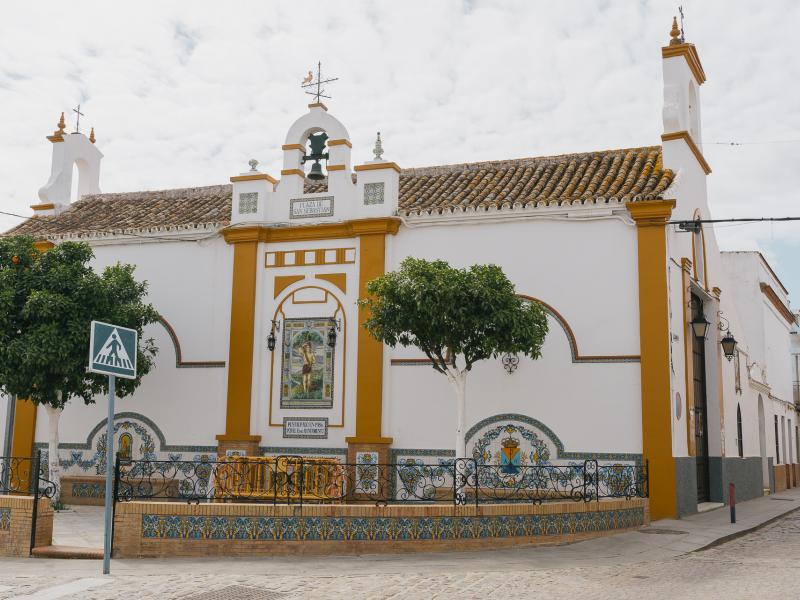 Puebla del Río-Fachada lateral con cerámica de la Ermita de San Sebastián