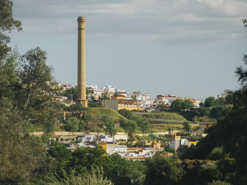 Villanueva del Río y Minas-Vista de la chimenea del Conjunto histórico Pozo 5 desde el Río Huéznar