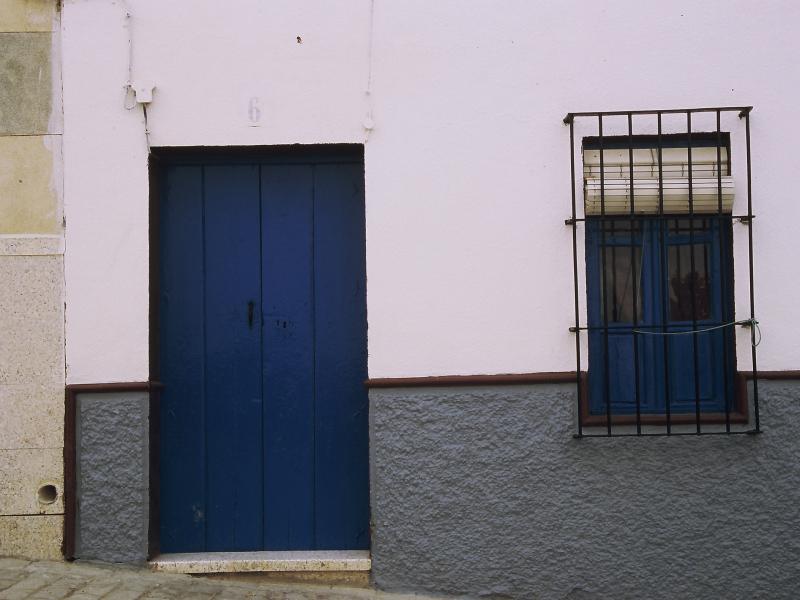 Villanueva de San Juan. Fachada de casa con puerta azul