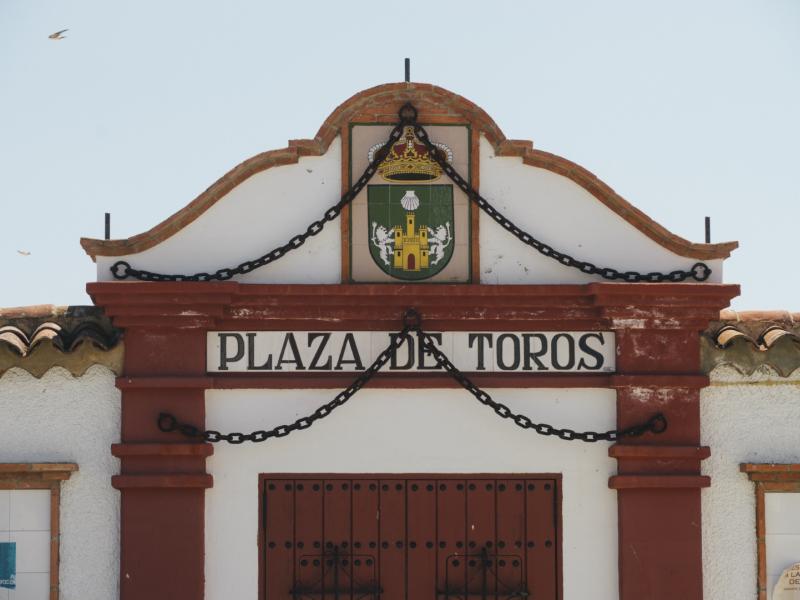 Parte superior de la puerta de la plaza de toros con escudo del municipio