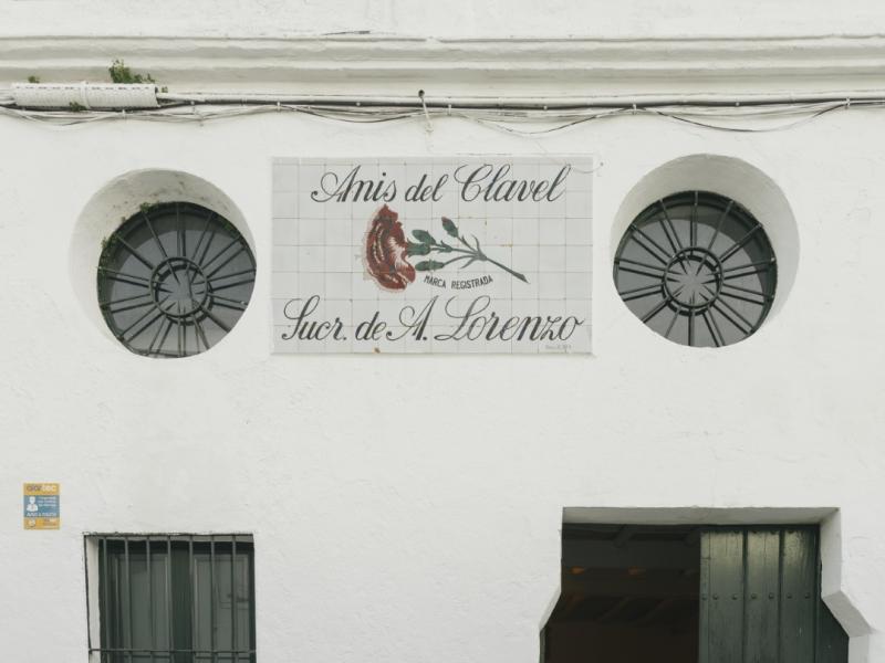 Fachada de la fabrica de aguardiente, azulejo de anis el clavel, puerta, ventana