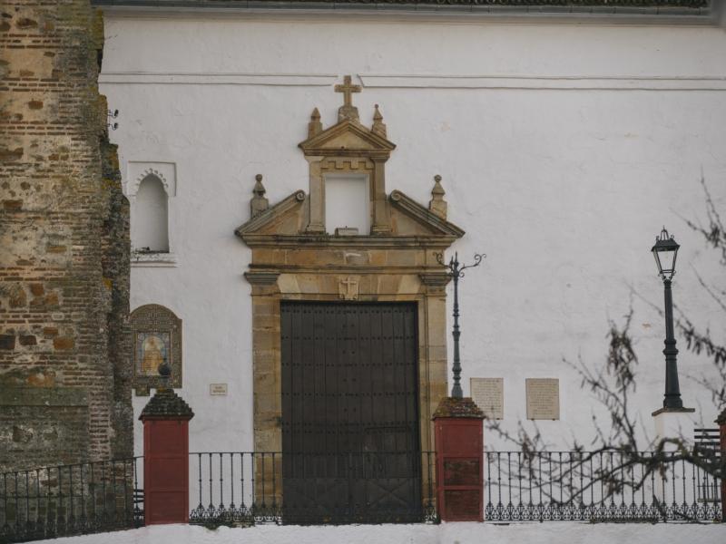 Puerta de entrada de la  iglesia de nuestra señora de consolación, azulejo de la virgen en la fachada, reja, farol