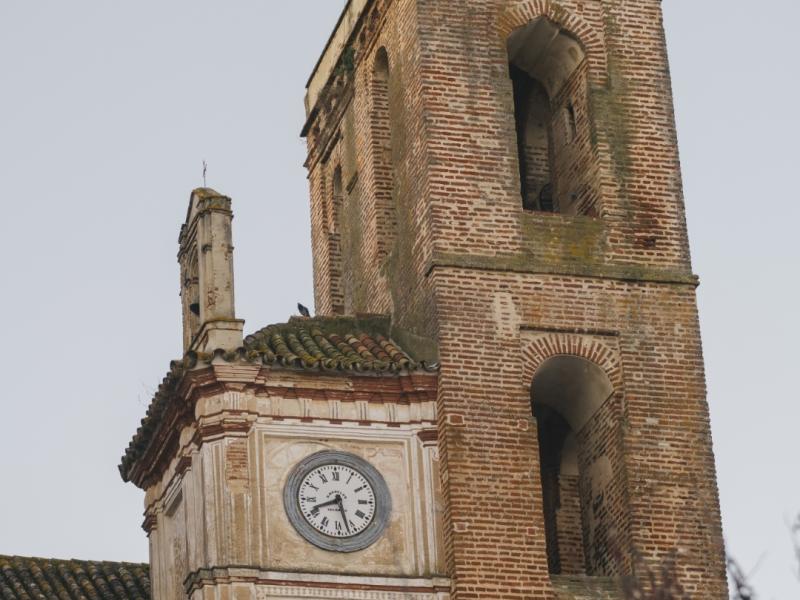 Vista de la torre y reloj de la Iglesia de nuestra señora de consolación 