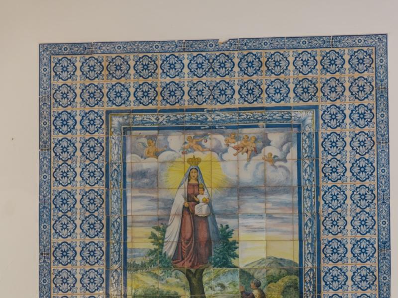Azulejo con la virgen del robledo ubicado en el interior de la ermita
