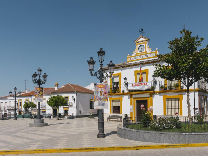 El Saucejo. Plaza de la Constitución con el Ayuntamiento a la derecha