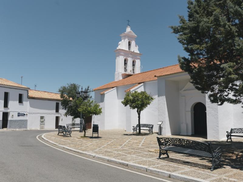 Iglesia de San Blas vista desde la carretera