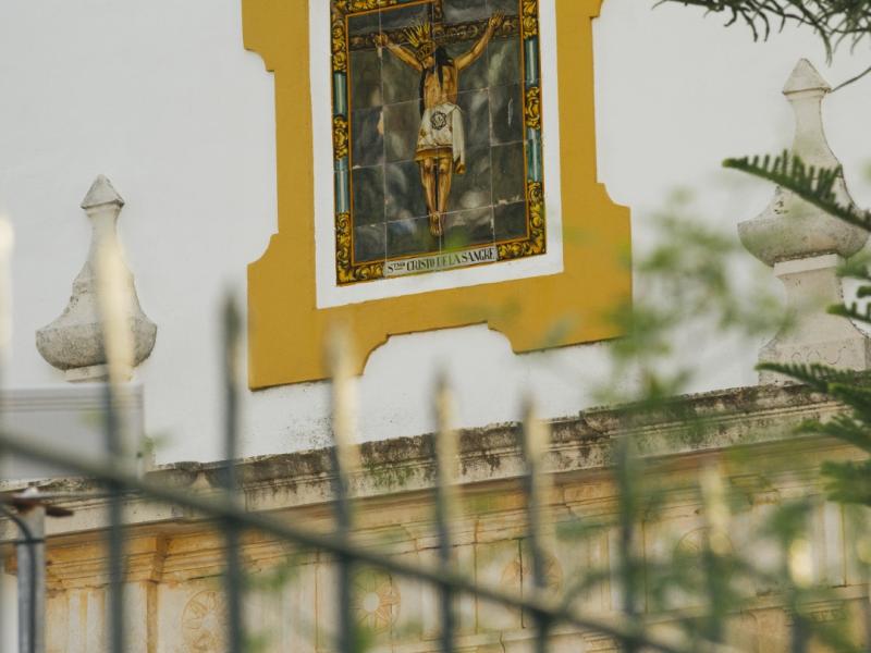 Azulejo del Santísimo Cristo de la Sangre sobre la puerta principal de la ermita