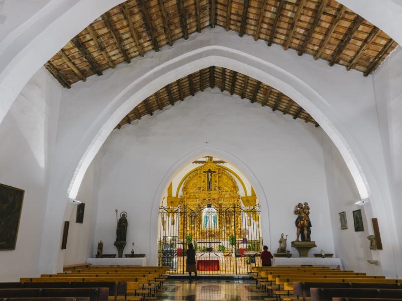 El Pedroso. Interior de la Ermita de la Virgen del Espino