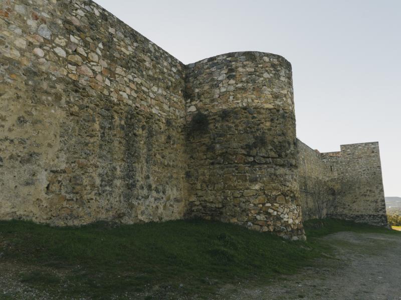 Parte de la muralla de piedra del castillo medieval