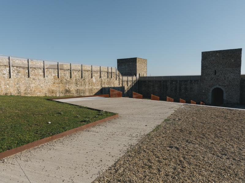 Parte de la muralla de piedra y dos torres