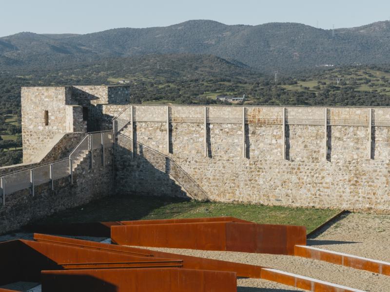 Parte de la muralla de piedra y una torre vista horizontal