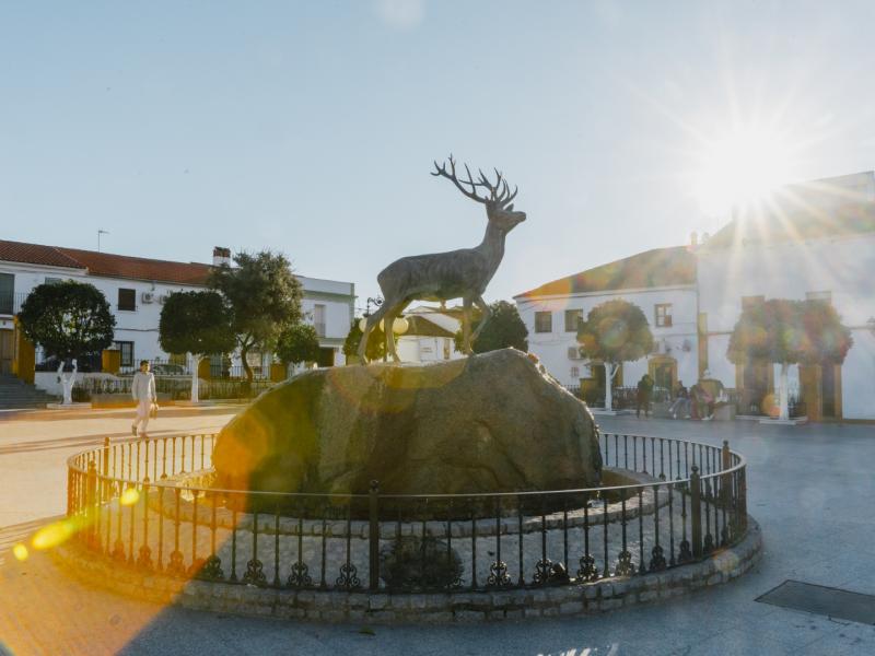 Monumento al ciervo ubicado en una plaza del pueblo, horizontal