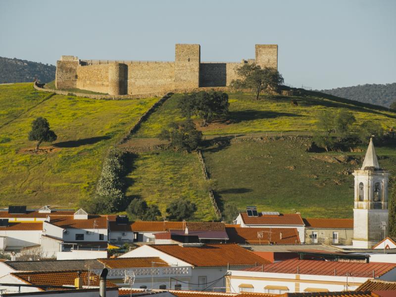 Panorámica del Castillo Medieval, el pueblo y la Iglesia de San Bartolomé