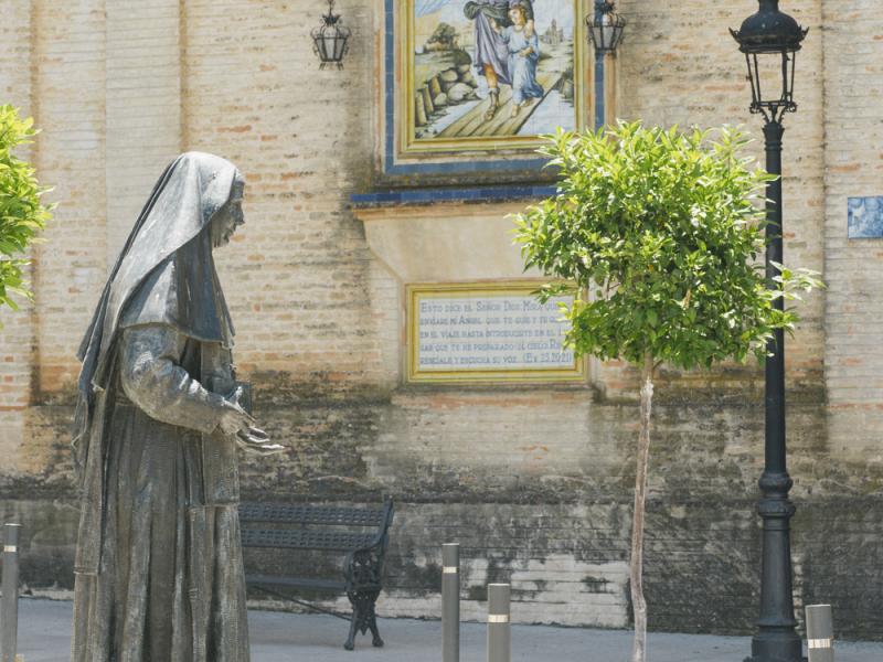 Umbrete. Monumento de Sor Ángela delante de la iglesia de Ntra. Sra. de las Nieves