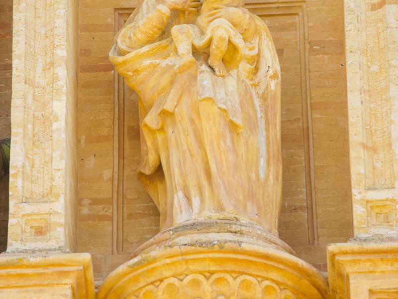 Umbrete. Escultura de piedra de la Virgen María