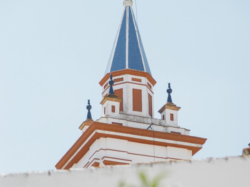 Albaida del Aljarafe. Vista del campanario de la iglesia de la Asunción desde un naranjo