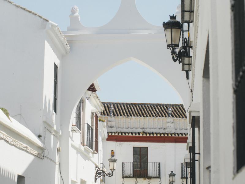 Olivares. Arco de acceso a la Plaza de España