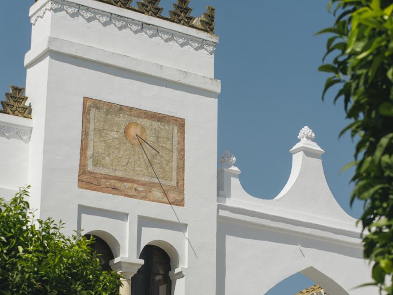 Olivares. Reloj de sol de la fachada del Palacio del conde-duque de Olivares