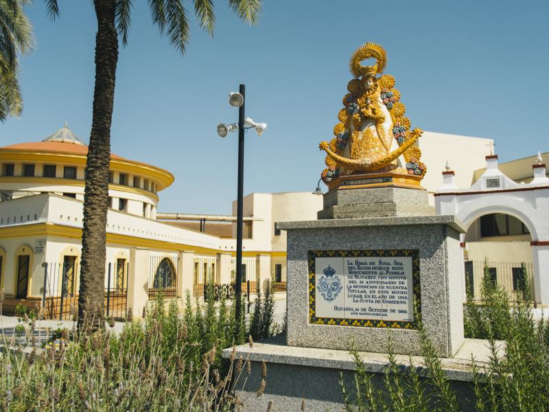 Olivares. Estatua de la Virgen del Rocío
