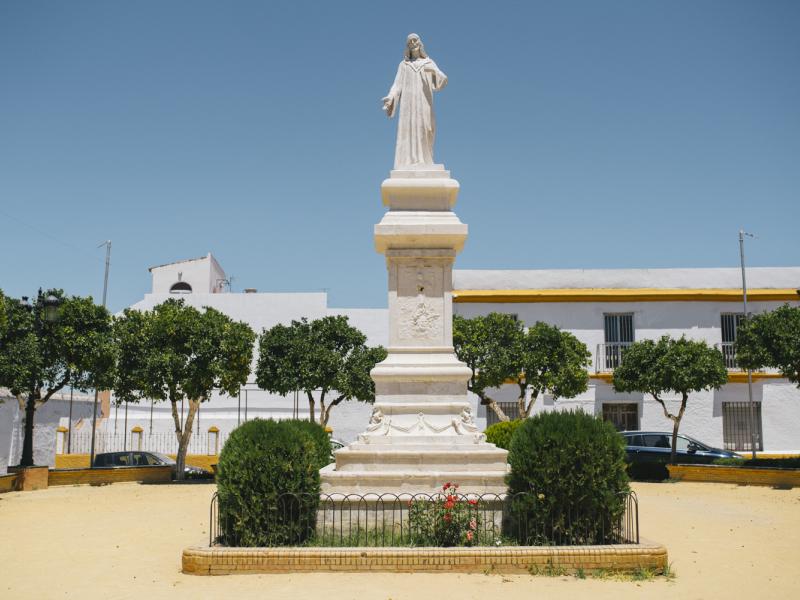 Valencina de la Concepción. Plaza de Ntra. Sra. de la Estrella con monumento al Sagrado Corazón