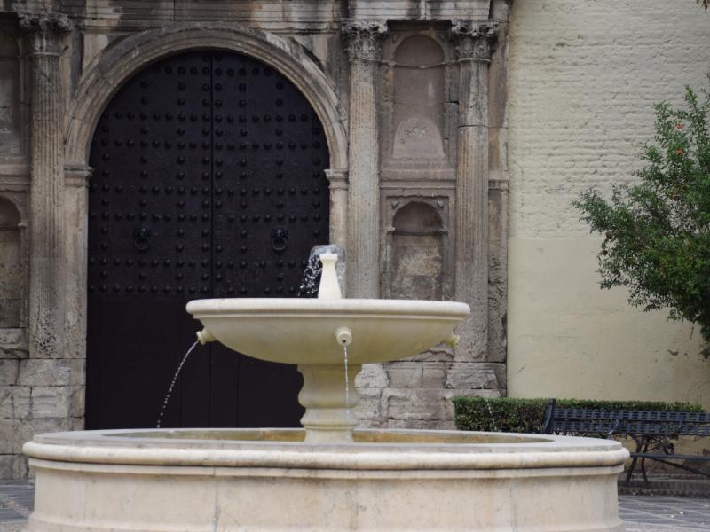 Fuente del convento de santa isabel en primer plano de la imagen
