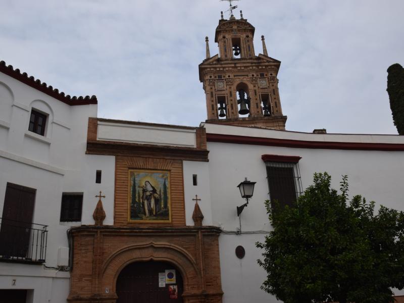 Fachada del edificio del convento de santa paula donde se ve también el campanario