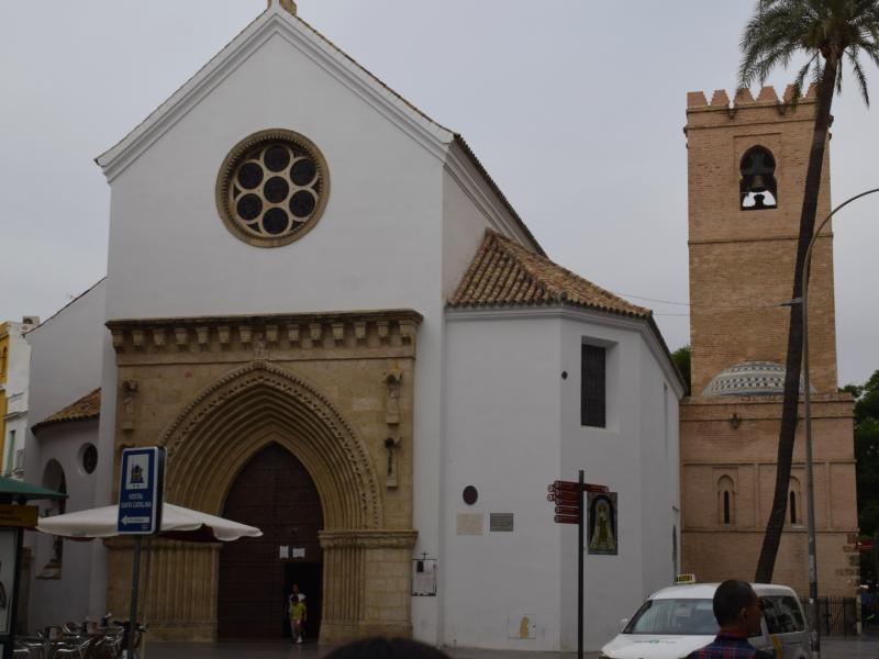 Imagen de la fachada de la iglesia de santa catalina con su campanario al lado