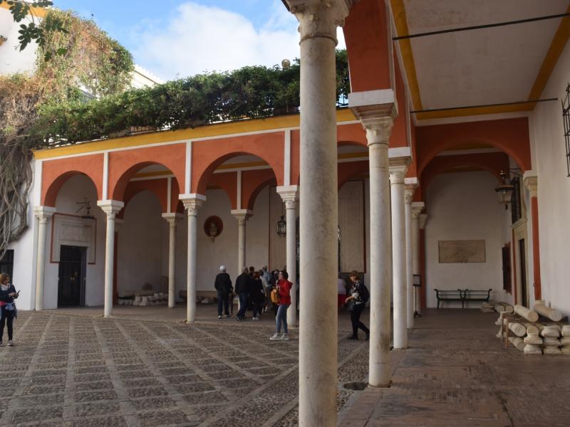 Patio interior del palacio pilatos donde se ven las columnas y los arcos que lo rodea