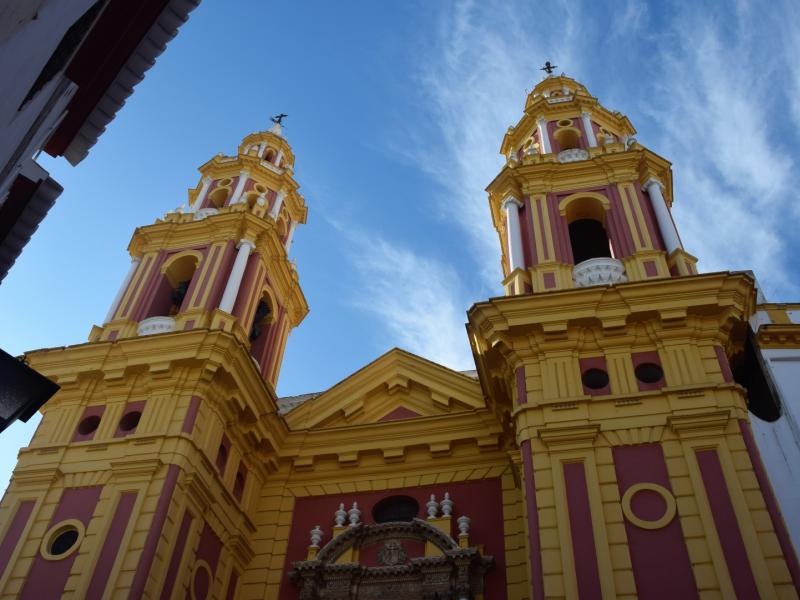 Foto de la fachada de la iglesia de san ildefonso donde se ve los dos campanarios a ambos lados del edificio