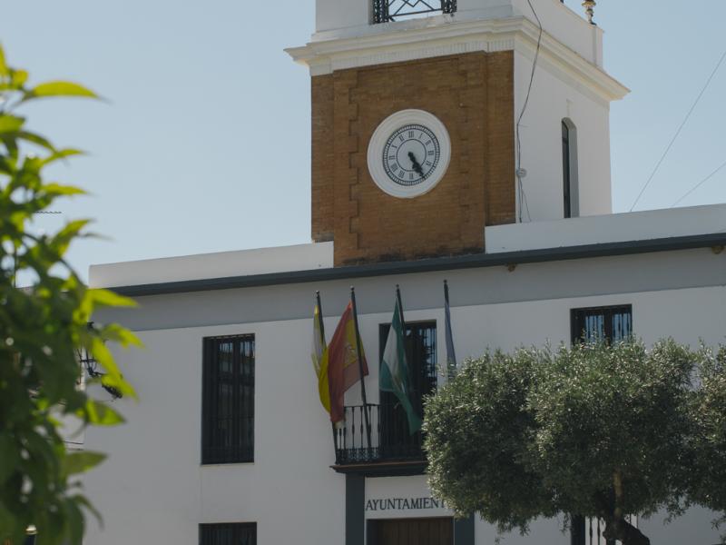 Almensilla- Fachada del Ayuntamiento con el reloj