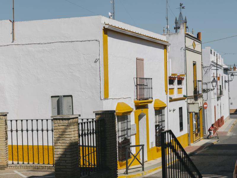 Almensilla. Casa rural con detalles en amarillo