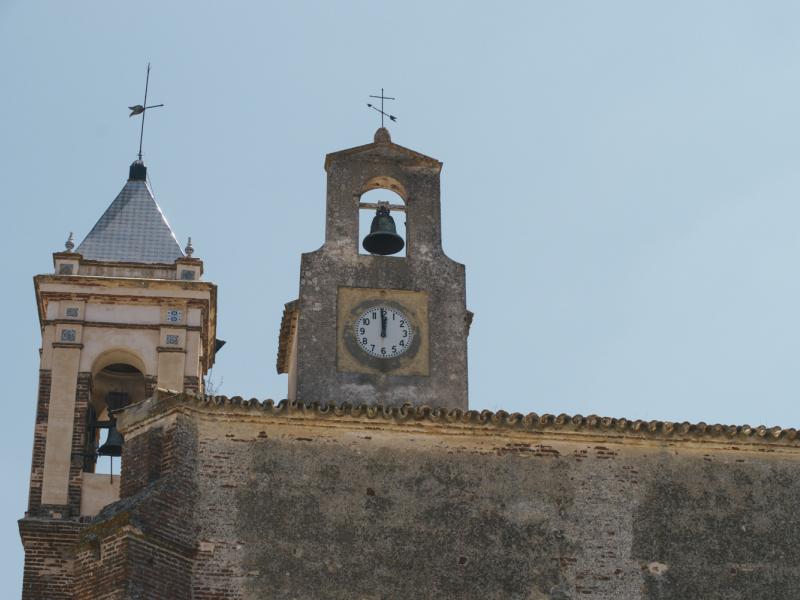 El Castillo de las Guardas. Espadaña y torre con campanario de la iglesia San Juan Bautista