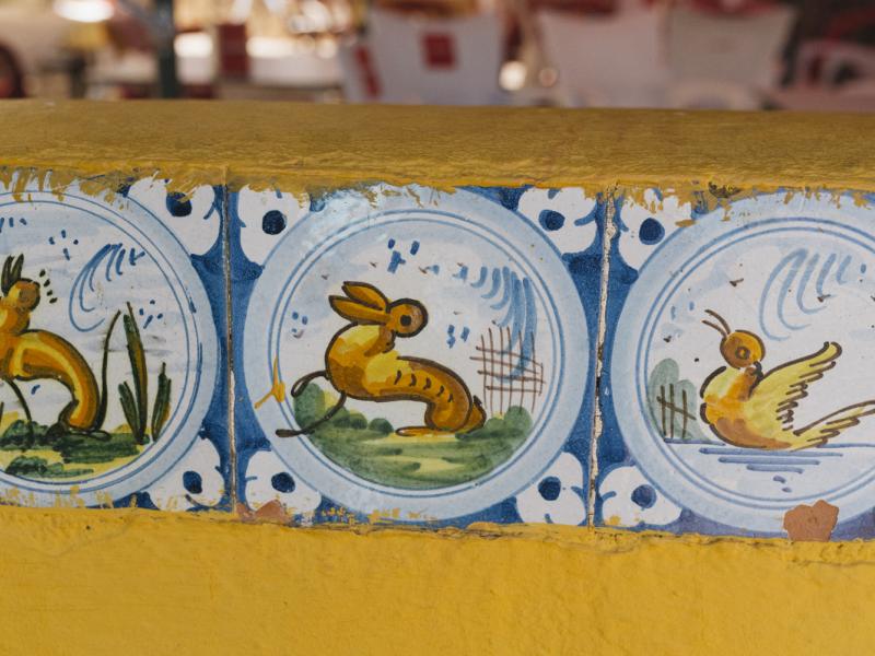 El Ronquillo. Detalle de azulejos con motivos animales