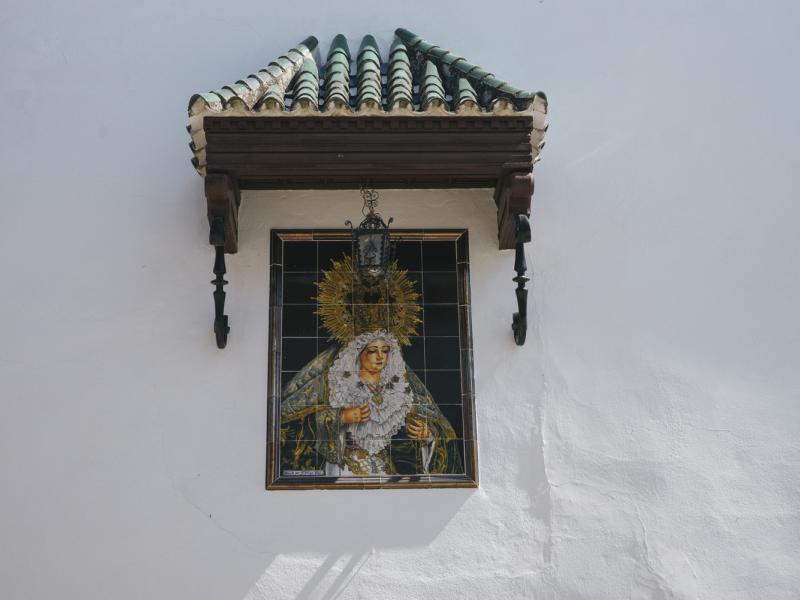 Gerena. Azulejo de Virgen en la fachada de una iglesia