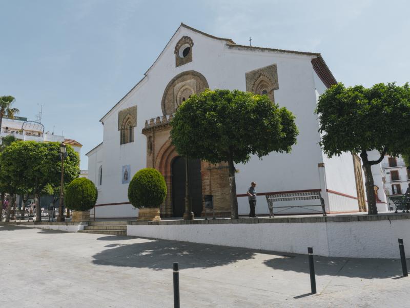 Sanlúcar la Mayor. Entrada a la iglesia de Santa María desde la plaza