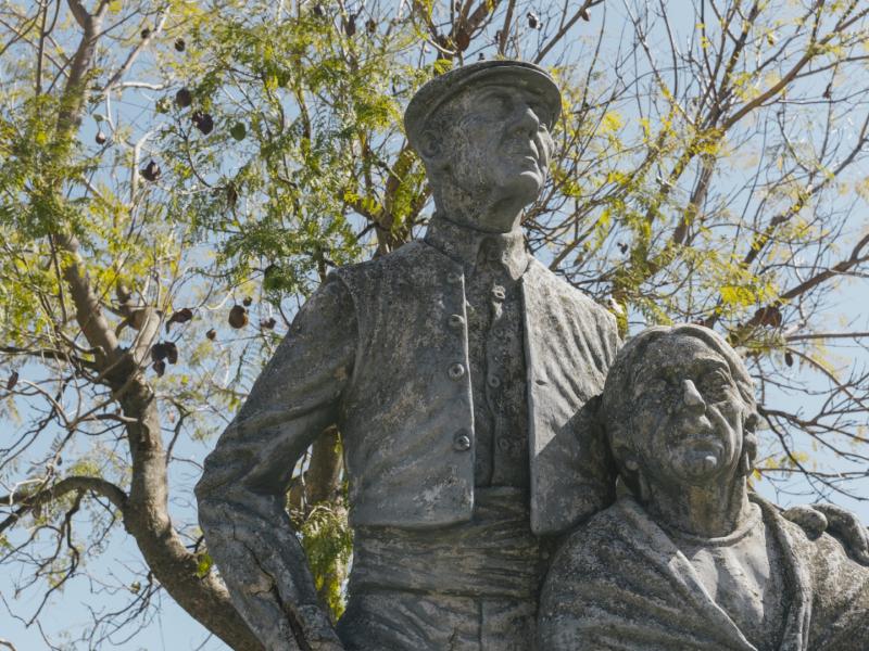 Monumento representando a dos personas mayores