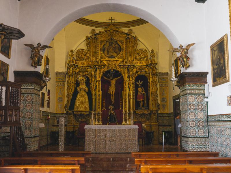 Interior con retablo de la Capilla de San Benito Abad