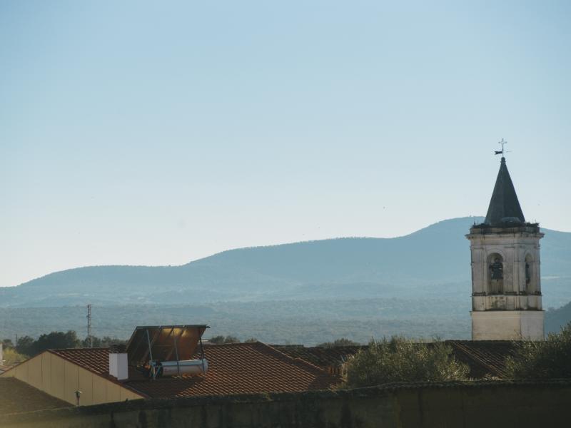 Torre de la iglesia y tejados de las casas alrededor