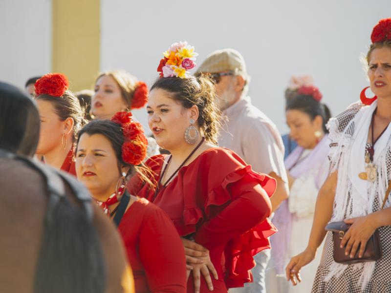 Coria del Río. Mujeres vestidas con traje de flamenca en romería