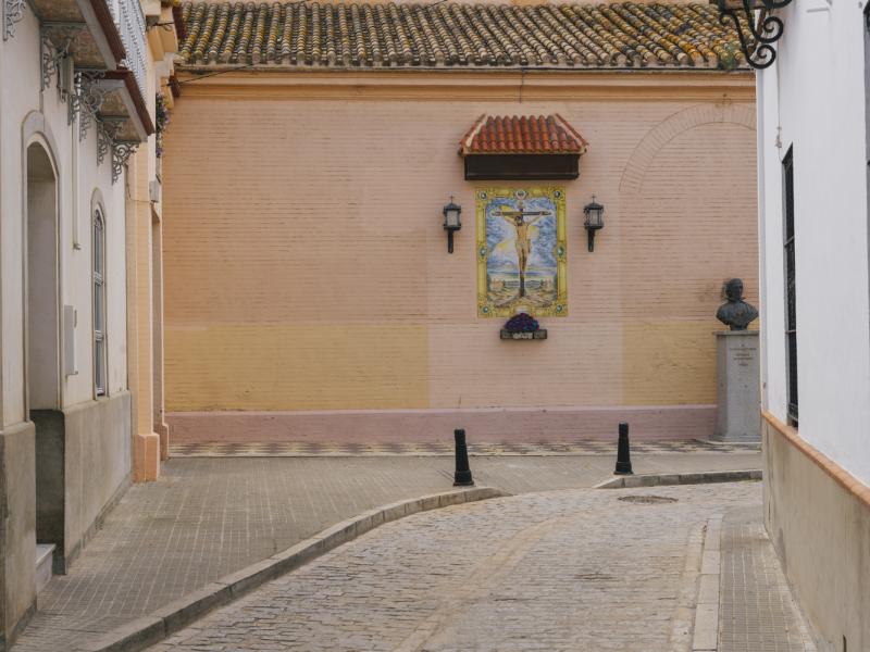 Tocina. Calle con azulejo de la iglesia de la Soledad al fondo