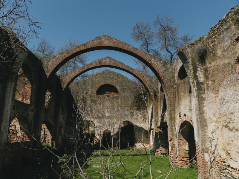Ruinas de antigua iglesia