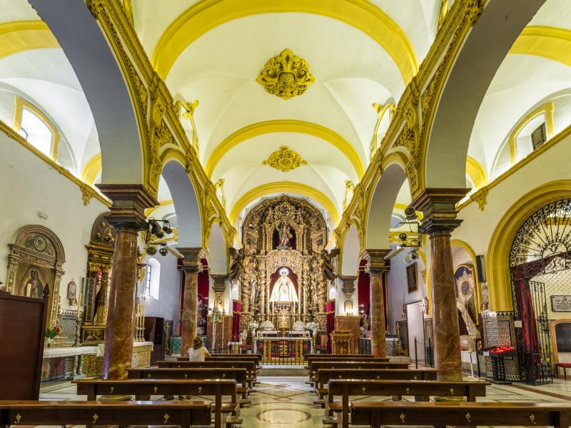 Vista del interior de la Iglesia de la O con la imagen de la virgen de la o e imágenes religiosas al fondo